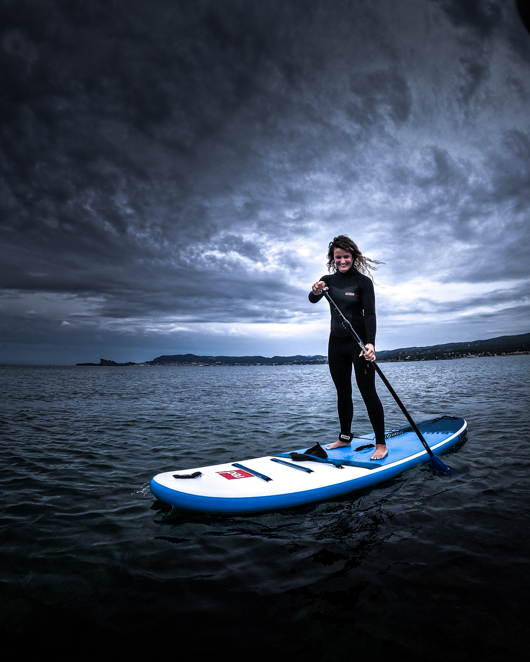 Stand up paddle sous l'orage